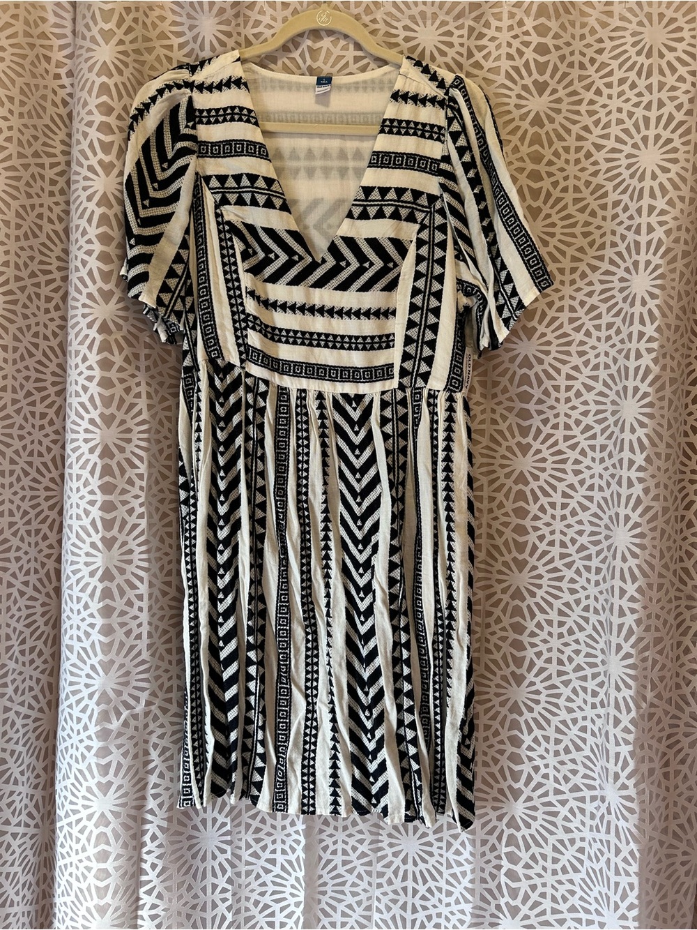 Old Navy Black and White Geometric V-Neck Midi Dress size Large Tall